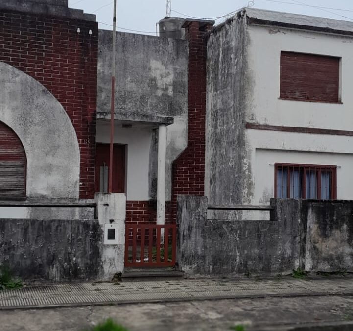 Casa en esquina a refaccionar con 40 m de frente, zona Escuela Normal