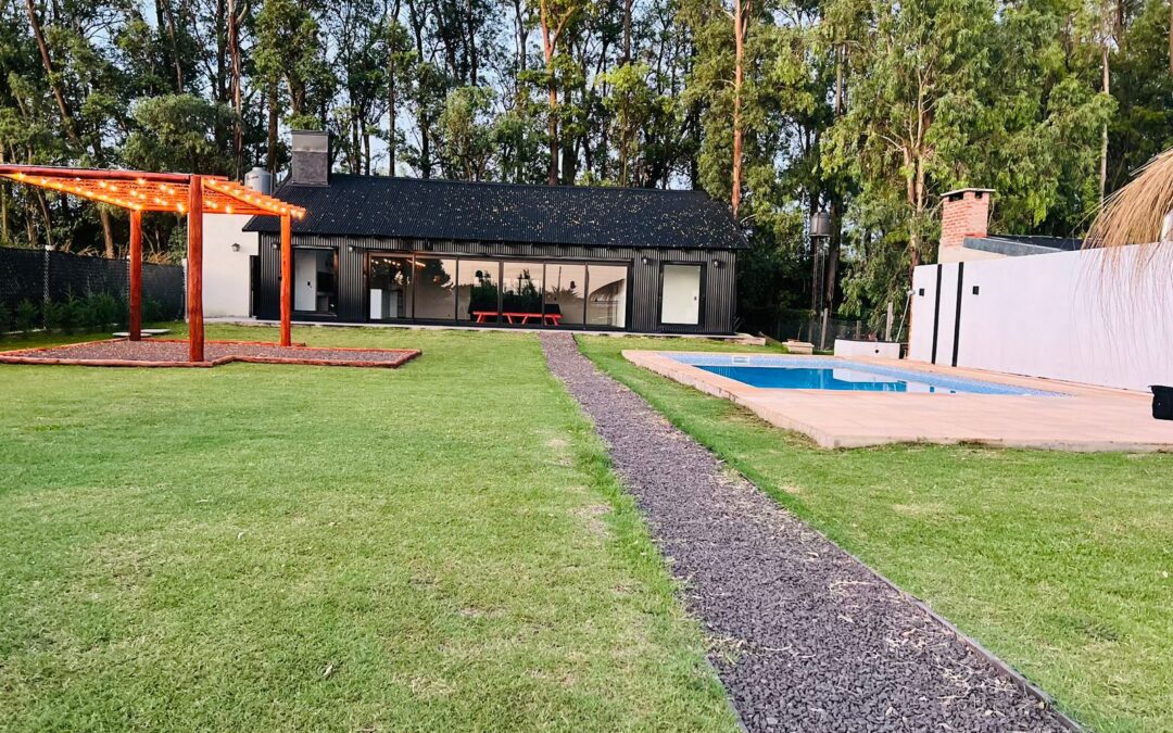 Casa nueva con piscina y lote parquizado en Loteo El Remanso, para vivienda o salón de eventos