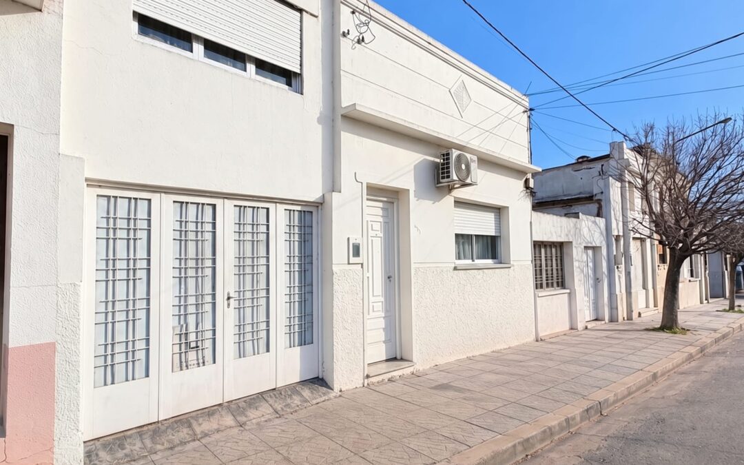 Casa de 3 dormitorios con quincho y garage en venta, calle Posadas.