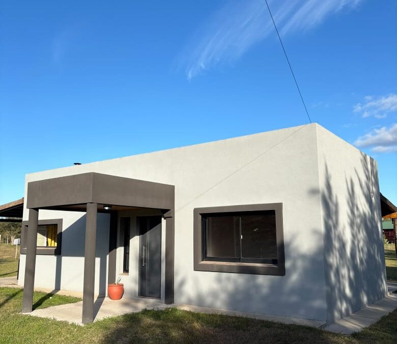 Casa moderna de 77 m² con 2 galerías sobre lote de 1.900 m², Loteo Pueblo Escondido.