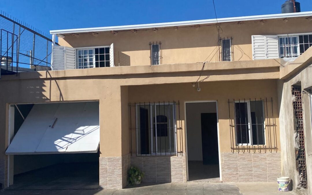 Casa sobre lote grande para ampliar o renta, a 2 cuadras de Bv. Díaz Vélez y 12 de Octubre